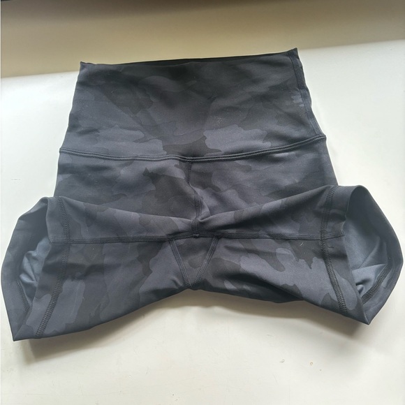 Lululemon Wunder train shorts 6” - Picture 4 of 6